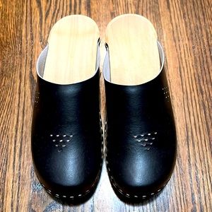 Black leather clogs size 38